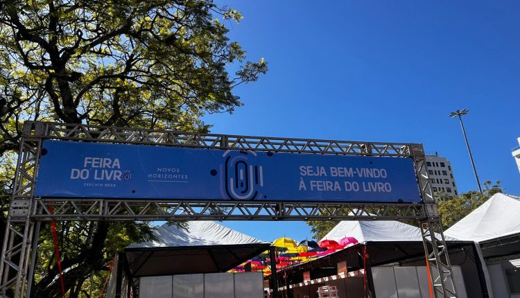 Ir para  <p>Faltam poucas horas para a abertura oficial da 24&ordf; Feira do Livro de Erechim &ndash; Novos Horizontes, que marca a volta do evento para Pra&ccedil;a Jayme Lago. Toda estrutura j&aacute; est&aacute; montada, e a...