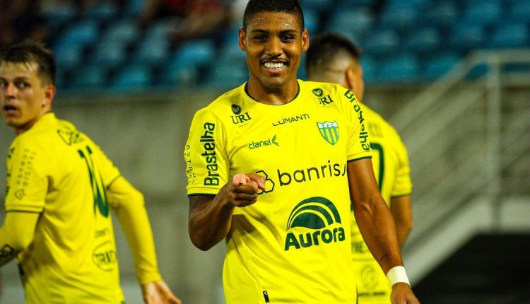 Ir para  <p>O canarinho venceu o Am&eacute;rica por 2 a 1, na noite desta quarta-feira (3), na Arena das Dunas, em Natal, na estreia da S&eacute;rie C. Com dois jogadores a menos no segundo tempo, Erick Farias foi o respons&aacute;vel...