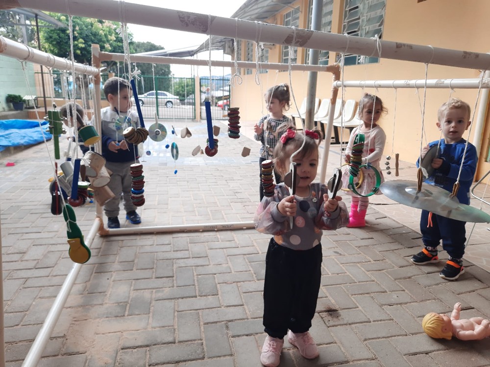 Ir para  <p><big>Toda crian&ccedil;a gosta de m&uacute;sica e precisa dela para se desenvolver! E esta foi a proposta de um espa&ccedil;o brincante na escola a constru&ccedil;&atilde;o de um painel sonoro. O painel...