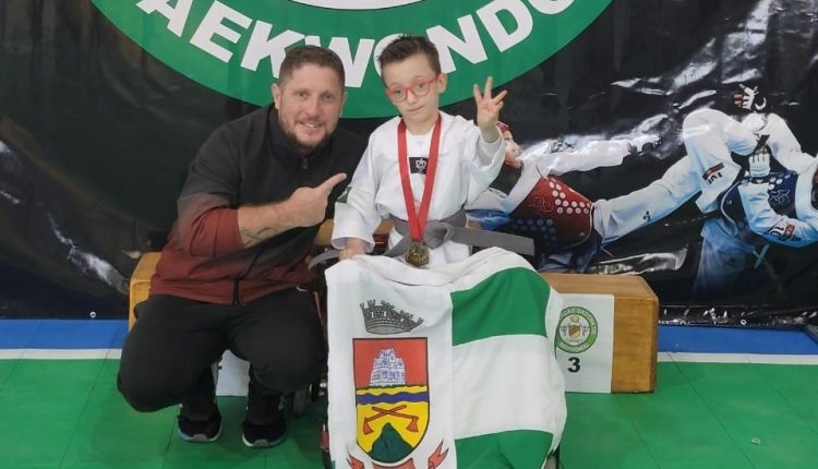 Ir para  <p>No &uacute;ltimo domingo (30), o paratleta Lorenzo H&uuml;bner Giaretta, que tem 7 anos, e faz parte da Associa&ccedil;&atilde;o Erechinense de Artes Marciais e &eacute; estudante da Escola de...