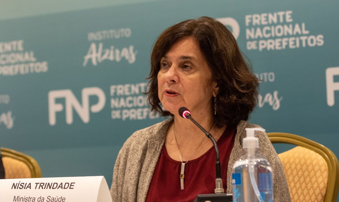 Ir para  <p>A ministra da Sa&uacute;de, N&iacute;sia Trindade, afirmou neste domingo (7) que infec&ccedil;&otilde;es pelo v&iacute;rus Sars-COV 2, respons&aacute;vel pela covid-19, v&atilde;o continuar ocorrendo e que o...