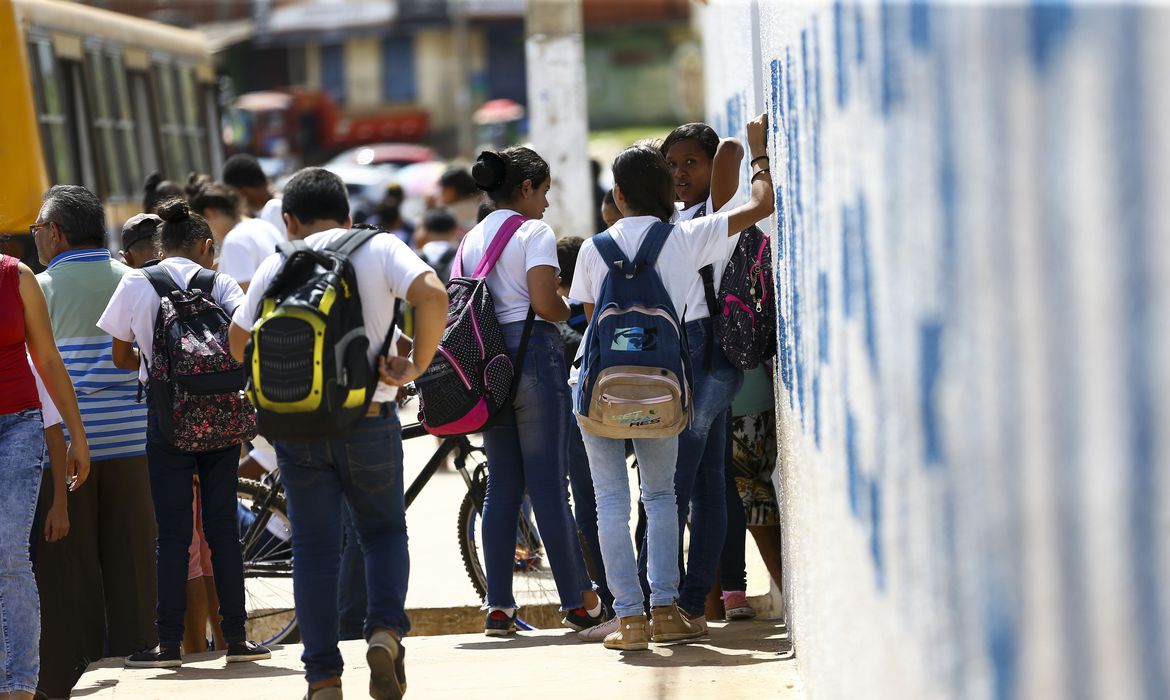 Ir para  <p>O governo federal lan&ccedil;a nesta sexta-feira (12) programa que visa a aumentar em mais de 1 milh&atilde;o o n&uacute;mero de estudantes em escolas de tempo integral. O lan&ccedil;amento ocorrer&aacute; no Centro...