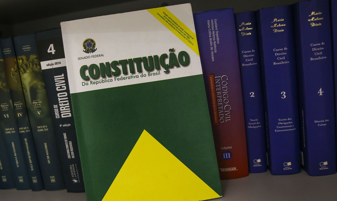 Ir para  <p>Quinze tradutores ind&iacute;genas est&atilde;o trabalhando em uma tradu&ccedil;&atilde;o da Constitui&ccedil;&atilde;o Federal para o nheengatu, l&iacute;ngua de origem tupinamb&aacute; falada por...