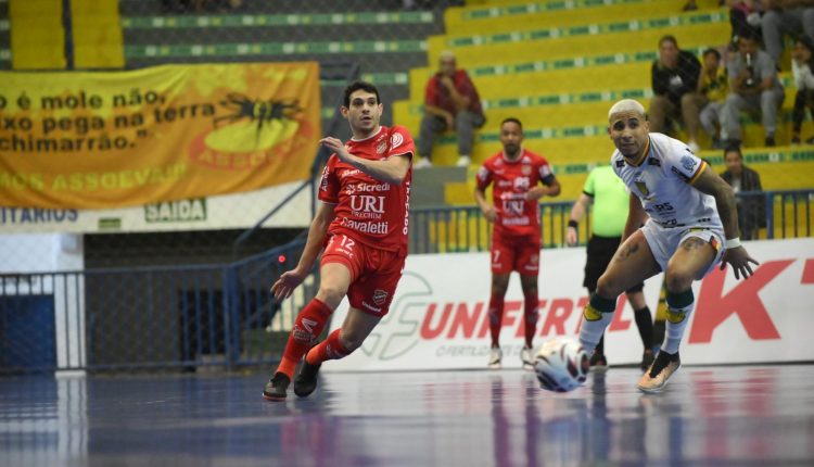 Ir para  <p>O Atl&acirc;ntico estreou na noite desta quarta, 24, no Gauch&atilde;o de Futsal 2023. Em um jogo de muitas oportunidades, o Galo acabou perdendo para a Assoeva por 4 a 2, em Ven&acirc;ncio...