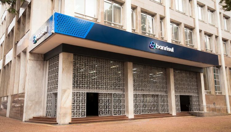 Ir para  <p>O Banrisul abriu na&nbsp;quarta-feira (24), por meio do CIEE-RS, um processo seletivo p&uacute;blico de est&aacute;gio para preenchimento de 918 vagas, mais cadastro reserva, em 321 munic&iacute;pios...
