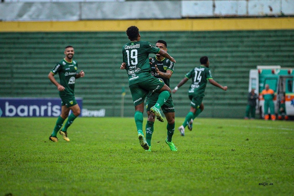Ir para  <p><big>Neste s&aacute;bado (27), o canarinho venceu o Manaus por 2 a 0, no est&aacute;dio Colosso da Lagoa, pela quinta rodada da S&eacute;rie C. Os gols do triunfo verde-amarelo foram marcados por William Barbio e Erick...
