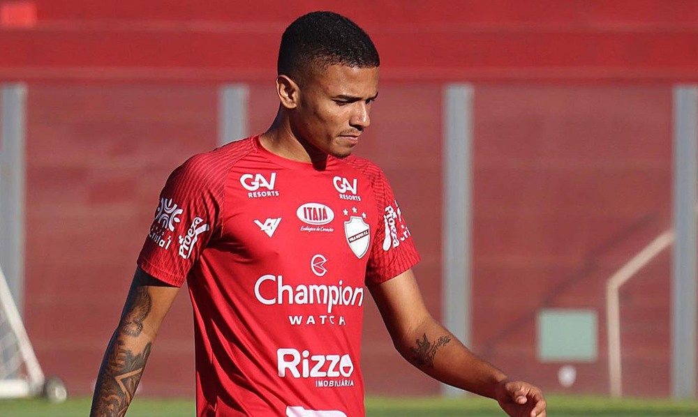 Ir para  <p><big>O meia Marcos Vinicius Alves Barreira, conhecido como Rom&aacute;rio, foi banido do futebol pelo Superior Tribunal de Justi&ccedil;a Desportiva (STJD), nesta segunda-feira (29), al&eacute;m de receber uma multa de...