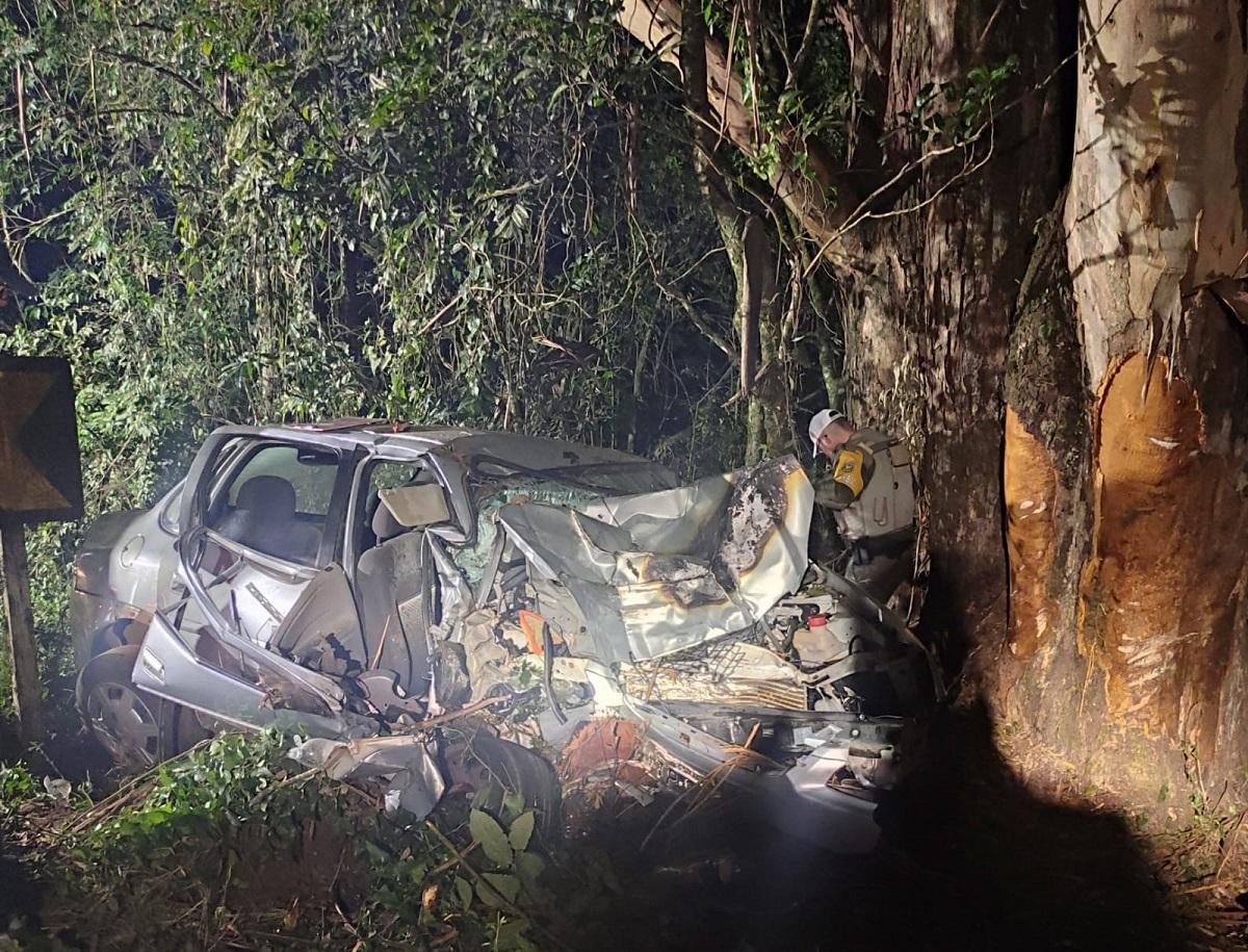 Ir para  <p>Um homem de 52 anos, ficou ferido ap&oacute;s bater o ve&iacute;culo que dirigia em uma &aacute;rvore, ap&oacute;s sair da pista na RS 331. O acidente aconteceu em&nbsp;Linha S&atilde;o Roque, por volta de 18h40...