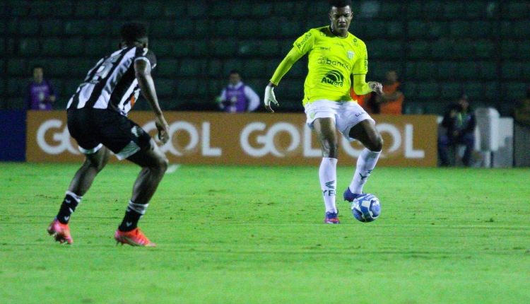 Ir para  <p>Na noite desta quinta-feira (8), o canarinho perdeu por 2 a 0 para o time catarinense, no est&aacute;dio Orlando Scarpelli, em Florian&oacute;polis, pela s&eacute;tima rodada da S&eacute;rie C. Os gols da...