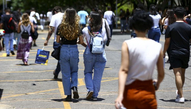 Ir para  <p>As inscri&ccedil;&otilde;es para o Exame Nacional do Ensino M&eacute;dio (Enem) terminam na pr&oacute;xima sexta-feira (16). Interessados em participar do certame, que ser&aacute; aplicado nos dias 5 e 12 de novembro,...