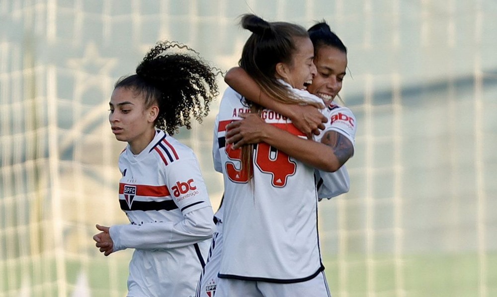 Ir para  <p><big>S&atilde;o Paulo e Cruzeiro garantiram as duas vagas nas quartas de final da S&eacute;rie A1 (primeira divis&atilde;o) do Campeonato Brasileiro de futebol feminino. Nesta segunda-feira (12), na 15&ordf; rodada,...