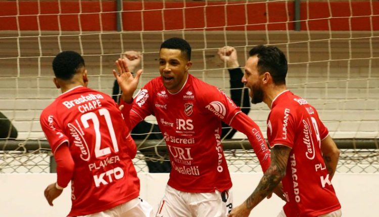 Ir para  <p>O Atl&acirc;ntico volta a vice-lideran&ccedil;a da Liga Nacional de Futsal (LNF). Na noite desta quarta-feira, 14, o Galo venceu o Umuarama por 5 a 2 e chegou aos 26 pontos na tabela de classifica&ccedil;&atilde;o da...