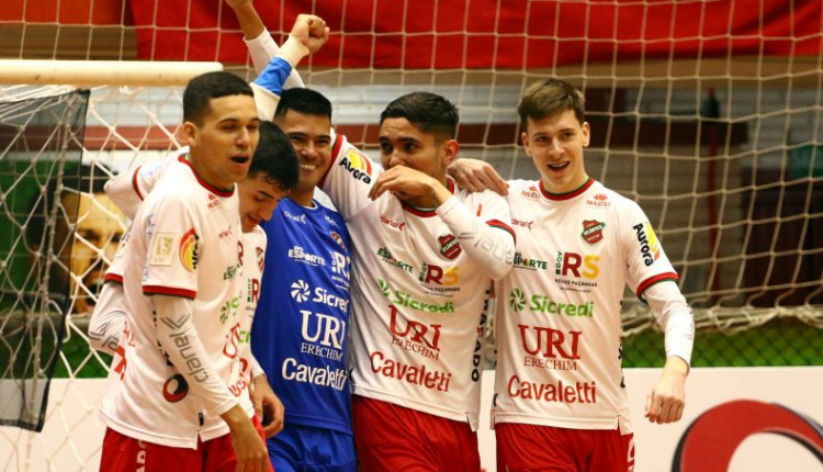 Ir para  <p>O Atl&acirc;ntico garantiu mais tr&ecirc;s pontos na tabela de classifica&ccedil;&atilde;o do Gauch&atilde;o de Futsal na noite desta quarta-feira, 21, ao vencer o Lagoa Futsal por 8 a 0. A partida fecha a...