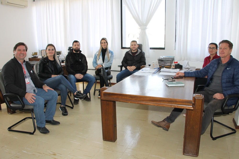 Ir para  <p><big>Na quarta-feira, 28/06, aconteceu uma reuni&atilde;o com o Executivo de Contas da RGE que atende a Prefeitura, o Sr. Cl&aacute;udio M&acirc;nica. Estiveram presentes o Vice-Prefeito Giovan Andr&eacute; Sperotto...
