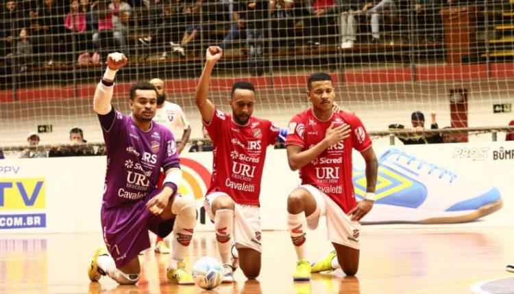 Ir para  <p><em>O Atl&acirc;ntico venceu mais uma pela Liga Nacional de Futsal (LNF)! Na noite desta segunda-feira, 3, o Galo passou pelo Campo Mour&atilde;o, 5 a 3 no Caldeir&atilde;o, em...