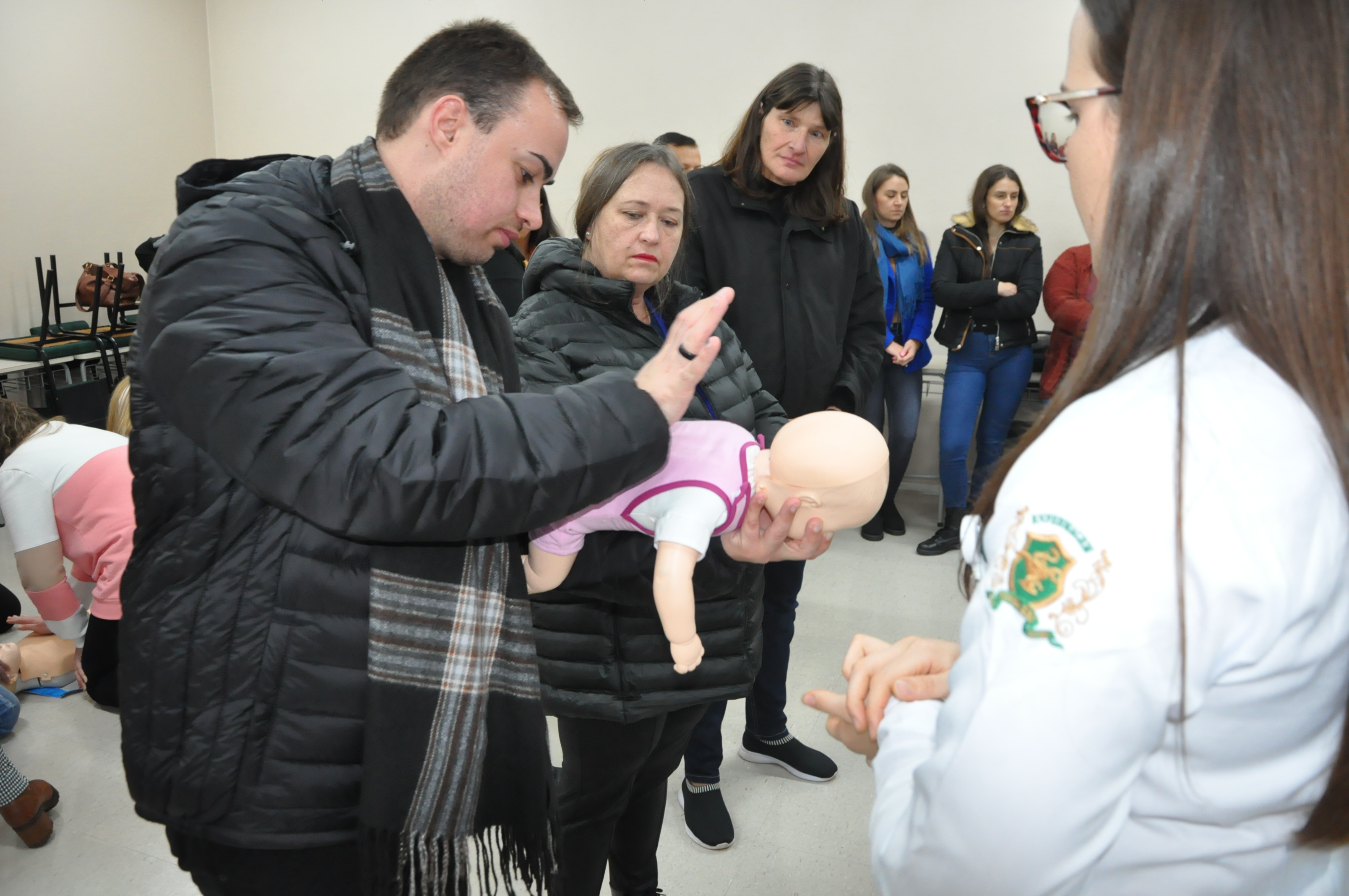 Ir para  <p>Centenas de professores da educa&ccedil;&atilde;o b&aacute;sica da regi&atilde;o Alto Uruguai est&atilde;o participando desde segunda-feira, na URI Erechim, de uma capacita&ccedil;&atilde;o em primeiros...