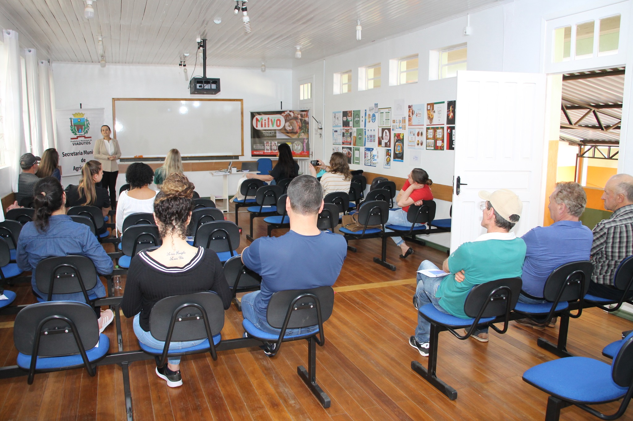 Ir para  <p>A Secretaria da Agricultura juntamente com o SENAR e SEBRAE, realizaram a entrega de logos para as agroind&uacute;strias, na tarde de ter&ccedil;a-feira (25), em Viadutos. Este trabalho se estende por 105 anos e, ap&oacute;s...