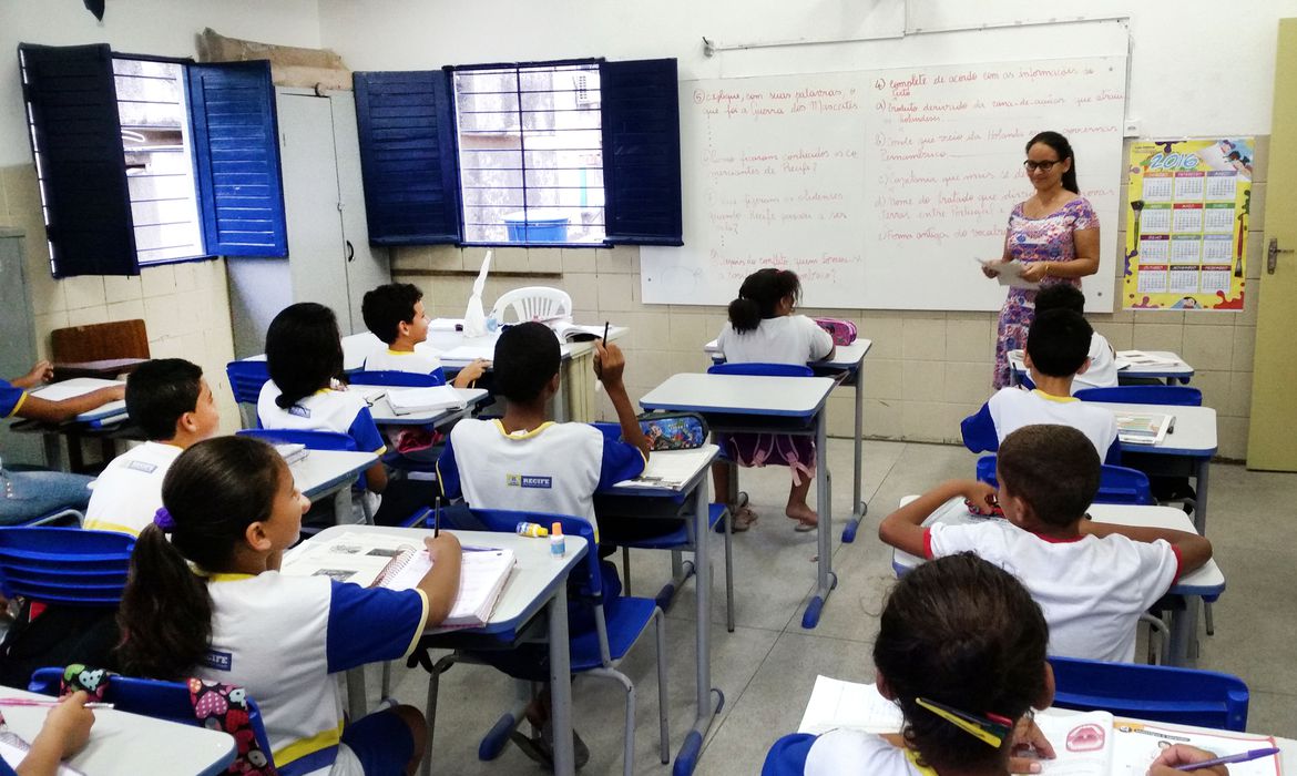 Ir para  <p><big>Ao defender a escola p&uacute;blica como m&aacute;quina para a democracia, o presidente Luiz In&aacute;cio Lula da Silva sancionou, nesta segunda-feira (31), a lei que cria o Programa Escola em Tempo Integral....