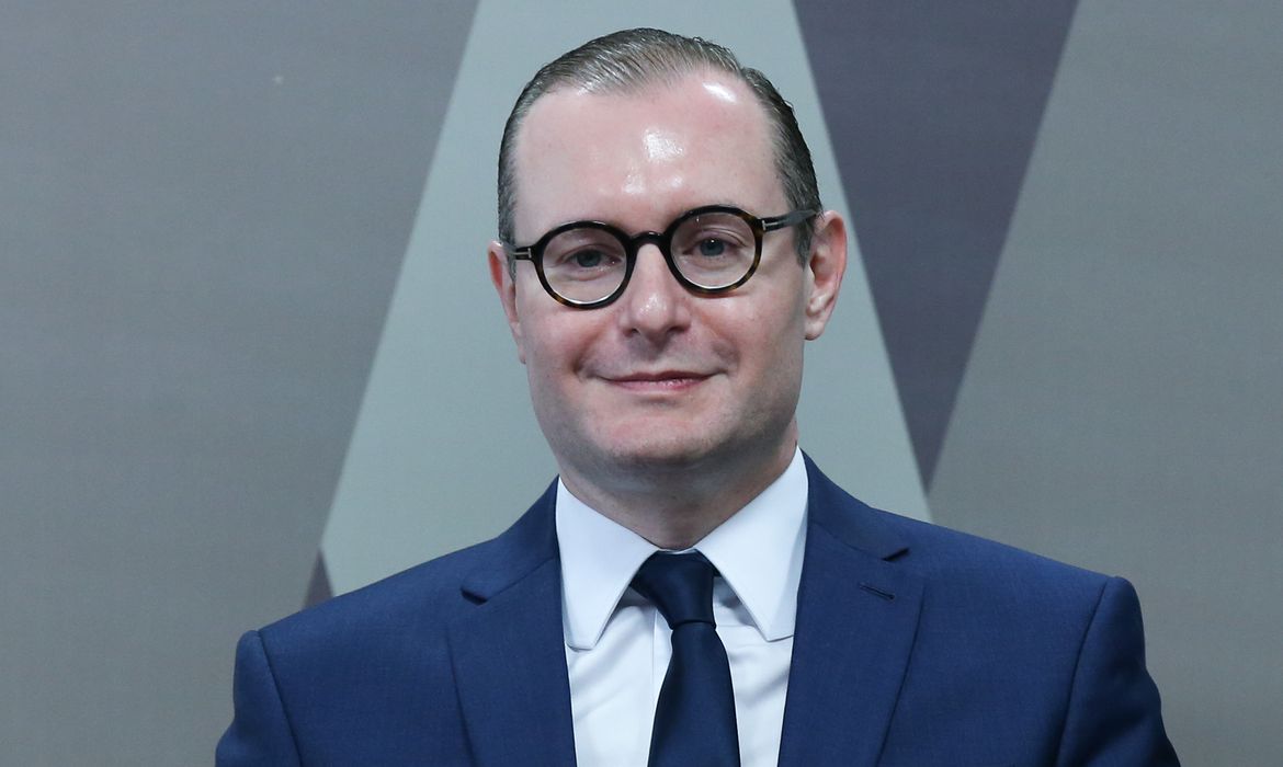 Ir para  <p><big>O advogado Cristiano Zanin toma posse nesta quinta-feira&nbsp;(3) no cargo de ministro do Supremo Tribunal Federal (STF). O novo ministro entrar&aacute; na vaga deixada por Ricardo Lewandowski, que, em...