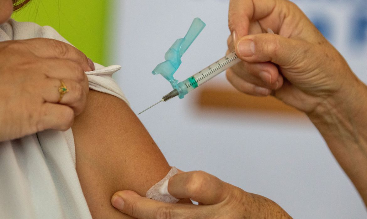 Ir para  <p>A Sociedade Brasileira de Infectologia emitiu uma nota informativa nesta quinta-feira (17) avaliando que a nova variante de interesse (EG.5) monitorada pela Organiza&ccedil;&atilde;o Mundial da Sa&uacute;de (OMS) ainda...