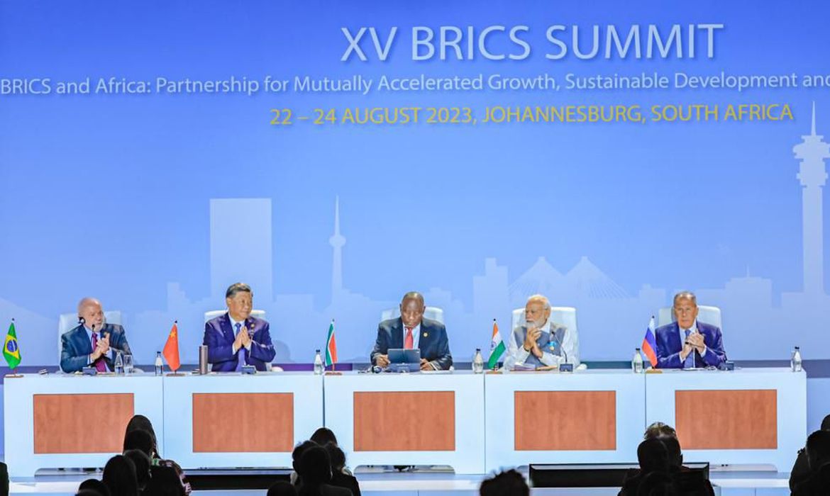 Ir para  <p>A c&uacute;pula do Brics, bloco composto por Brasil, R&uacute;ssia, China, &Iacute;ndia e &Aacute;frica do Sul, anunciou nesta quinta-feira (24) a amplia&ccedil;&atilde;o de seus membros. Argentina,...