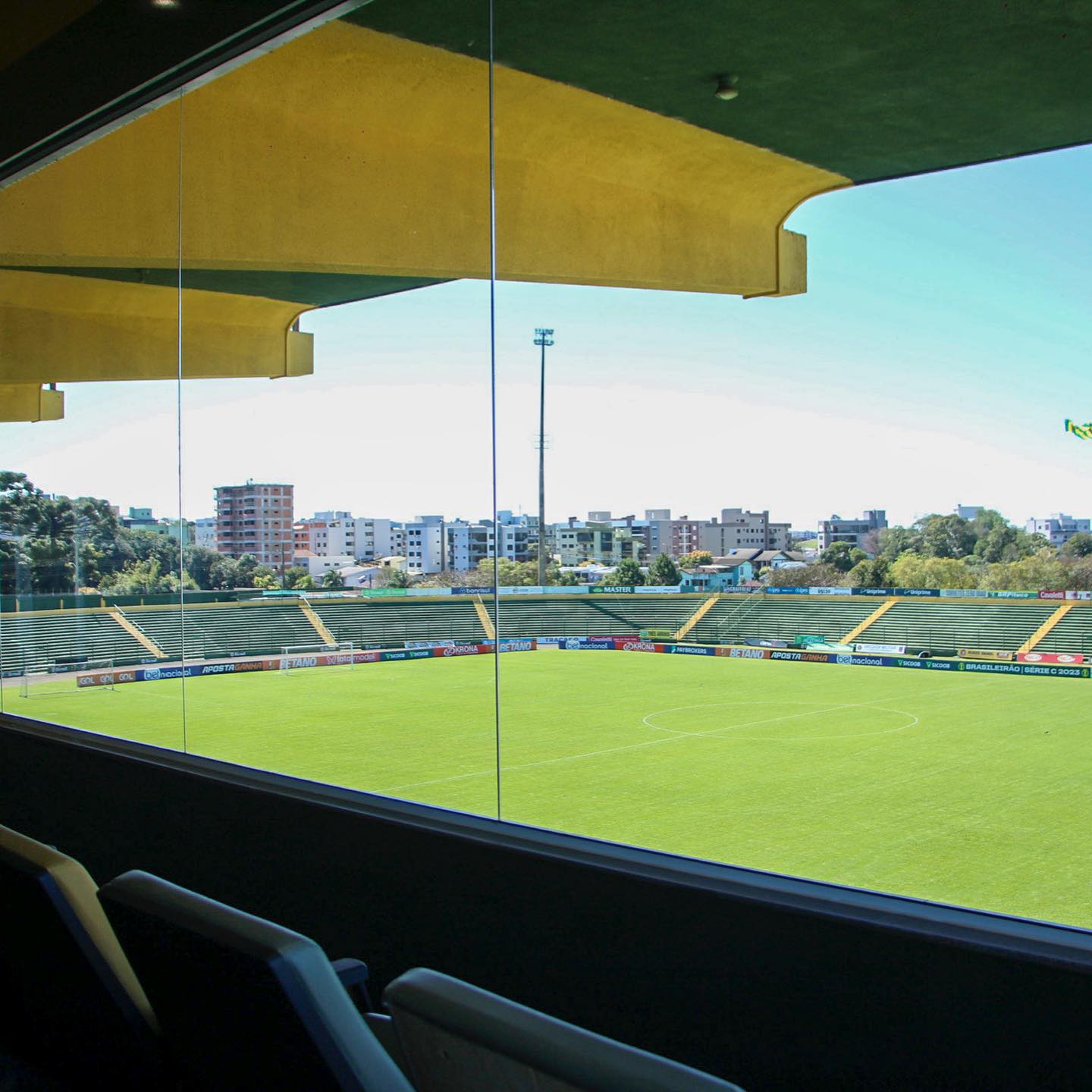 Ir para  <p>Neste s&aacute;bado (26), o Ypiranga Futebol Clube inaugurou o Camarote Pel&eacute; 1040, em alus&atilde;o ao gol mil e quarenta do Rei Pel&eacute;, na inaugura&ccedil;&atilde;o do Colosso da...