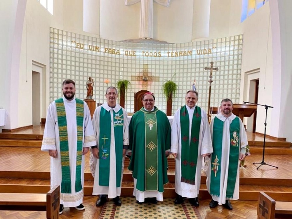 Ir para  <p><big>A Comiss&atilde;o &eacute; integrada por representantes das 4 arquidioceses e 14 dioceses do Rio Grande do Sul, com um Bispo referencial, atualmente Dom Adimir Antonio Mazali desta Diocese de Erexim. Ela tem como...