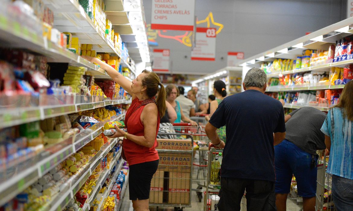 Ir para  <p>Quase 99% dos alimentos ultraprocessados comercializados no Brasil t&ecirc;m alto teor de s&oacute;dio, gorduras, a&ccedil;&uacute;cares ou aditivos para real&ccedil;ar cor e sabor, aponta um estudo da Universidade do...