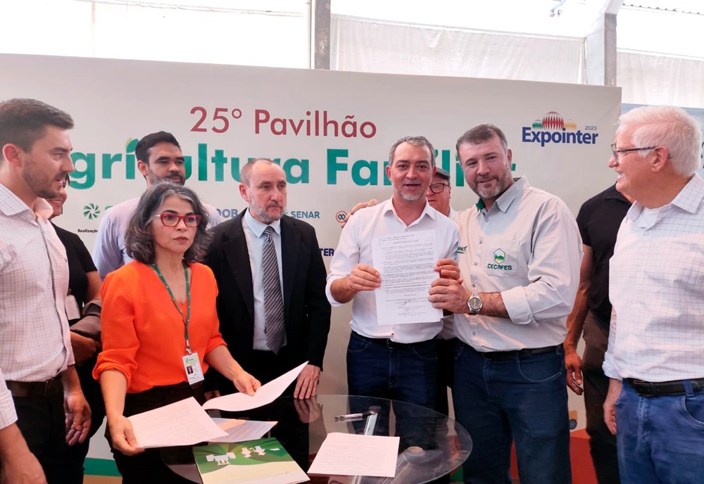 Ir para  <p><big>Na &uacute;ltima&nbsp;quinta-feira, (31/08), a Cecafes, associada &agrave; Unicafes-RS, assinou um importante contrato: trata-se da venda de 52 toneladas de feij&atilde;o, produzido por agricultores familiares...