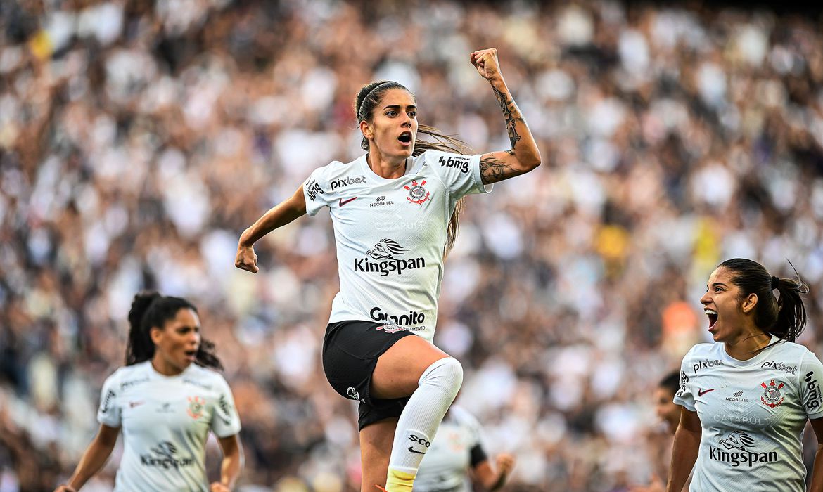 Ir para  <p><big>Pela quinta vez na hist&oacute;ria, sendo a quarta consecutiva, o Corinthians est&aacute; no topo do futebol feminino nacional. Neste domingo (10), as Brabas do Tim&atilde;o superaram a Ferrovi&aacute;ria por 2...