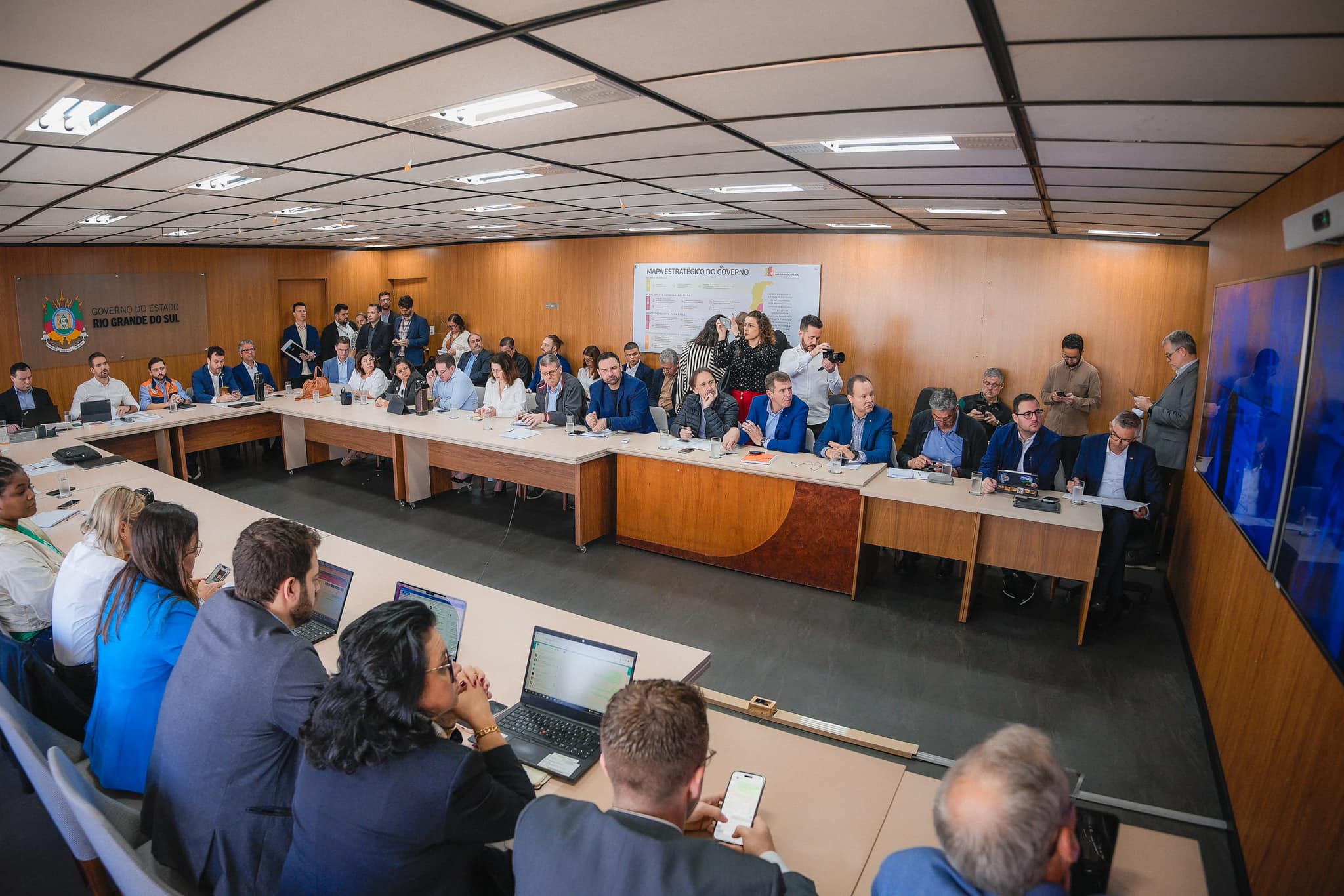 Ir para  <p><big>O governador Eduardo Leite, o vice-governador Gabriel Souza e os secret&aacute;rios estiveram reunidos na manh&atilde; desta segunda (11) para alinhar as a&ccedil;&otilde;es de apoio aos munic&iacute;pios...