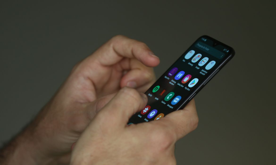 Ir para  <p><big>O h&aacute;bito de acelerar a velocidade de &aacute;udios e v&iacute;deos pode causar efeitos negativos na sa&uacute;de. Psic&oacute;logos e pesquisadores afirmam que pessoas expostas frequentemente a...