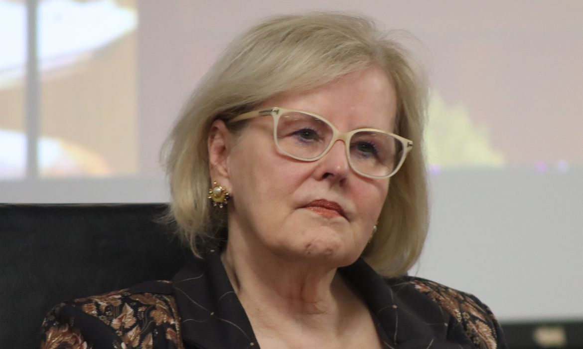 Ir para  <p><big>A presidente do Supremo Tribunal Federal (STF), ministra Rosa Weber, liberou hoje (12) para julgamento a a&ccedil;&atilde;o que pretende descriminalizar o aborto at&eacute; a 12&ordf; semana de gravidez.<img...