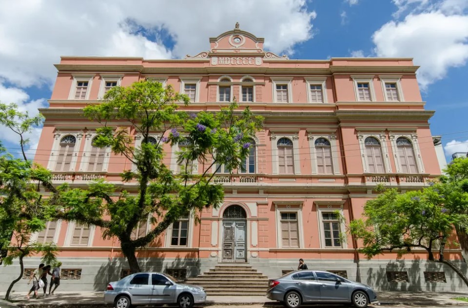 Ir para  <p><big>Um inc&ecirc;ndio atingiu o Pr&eacute;dio Centen&aacute;rio da Escola de Engenharia da Universidade Federal do Rio Grande do Sul (UFRGS), em&nbsp;<a...