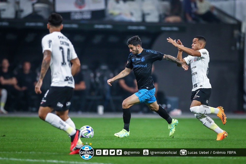 Ir para  <p><big>Em um jogo muito movimentado, Corinthians e Gr&ecirc;mio empataram por 4 a 4, na noite desta segunda-feira (18) em Itaquera, em partida atrasada da 15&ordf; rodada do Campeonato Brasileiro. Ap&oacute;s este...
