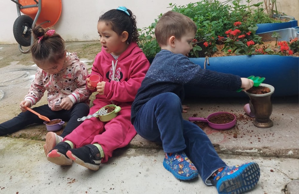 Ir para  <p><big>No transcorrer das comemora&ccedil;&otilde;es do Dia do Ga&uacute;cho, nossos pequenos exploradores embarcaram em uma atividade singular: uma experi&ecirc;ncia com a terra. Cada crian&ccedil;a teve a...