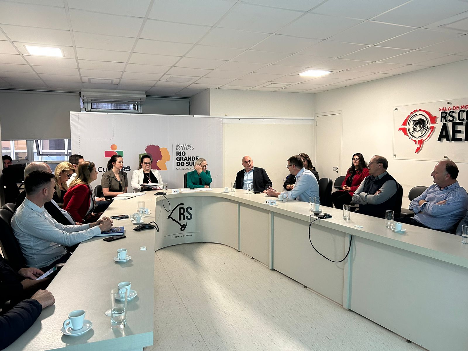 Ir para  <p><big>Delega&ccedil;&atilde;o da AMAU esteve em audi&ecirc;ncia nesta segunda-feira, 25, em Porto Alegre com a secret&aacute;ria de Sa&uacute;de do RS, Arita Bergmann. Na pauta, o andamento sobre a...