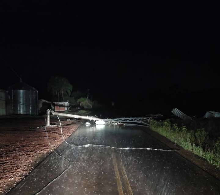Ir para  <p>O temporal e a chuva forte que atingem a regi&atilde;o Alto Uruguai desde a noite de ontem (3), provocaram preju&iacute;zos em alguns munic&iacute;pios. De acordo com relatos da Defesa Civil e Bombeiros...