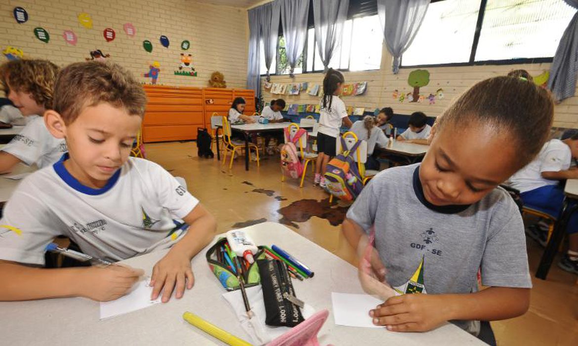 Ir para  <p>Mais de 4,7 mil vagas para cursos de mestrado destinados a professores da educa&ccedil;&atilde;o b&aacute;sica foram abertas no pa&iacute;s.<img...