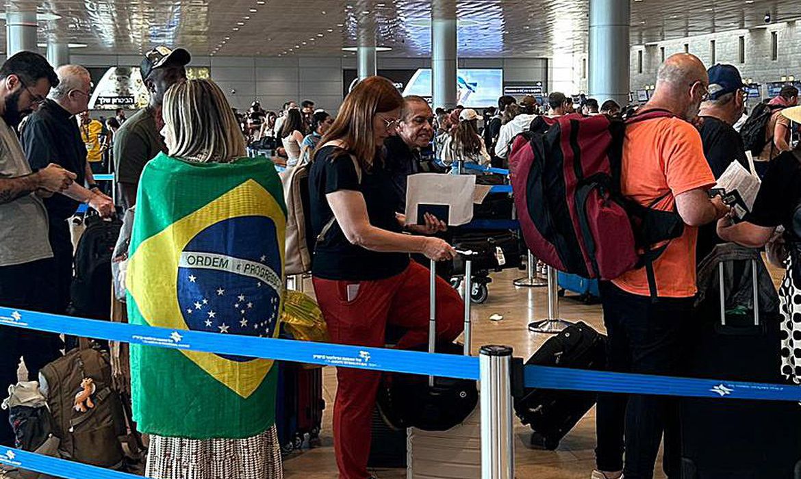 Ir para  <p><big>O primeiro avi&atilde;o de resgate trazendo brasileiros de Israel pousou em Bras&iacute;lia por volta das 4h10 desta quarta-feira (11). A aeronave KC-30 da For&ccedil;a A&eacute;rea Brasileira (FAB), com 211...