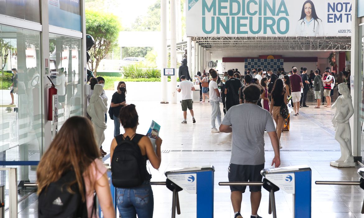 Ir para  <p>O Exame Nacional do Ensino M&eacute;dio (Enem) &eacute; atualmente a principal forma de entrada para a educa&ccedil;&atilde;o superior no Brasil. A nota obtida na prova pode ser usada para conseguir&nbsp;vaga em...