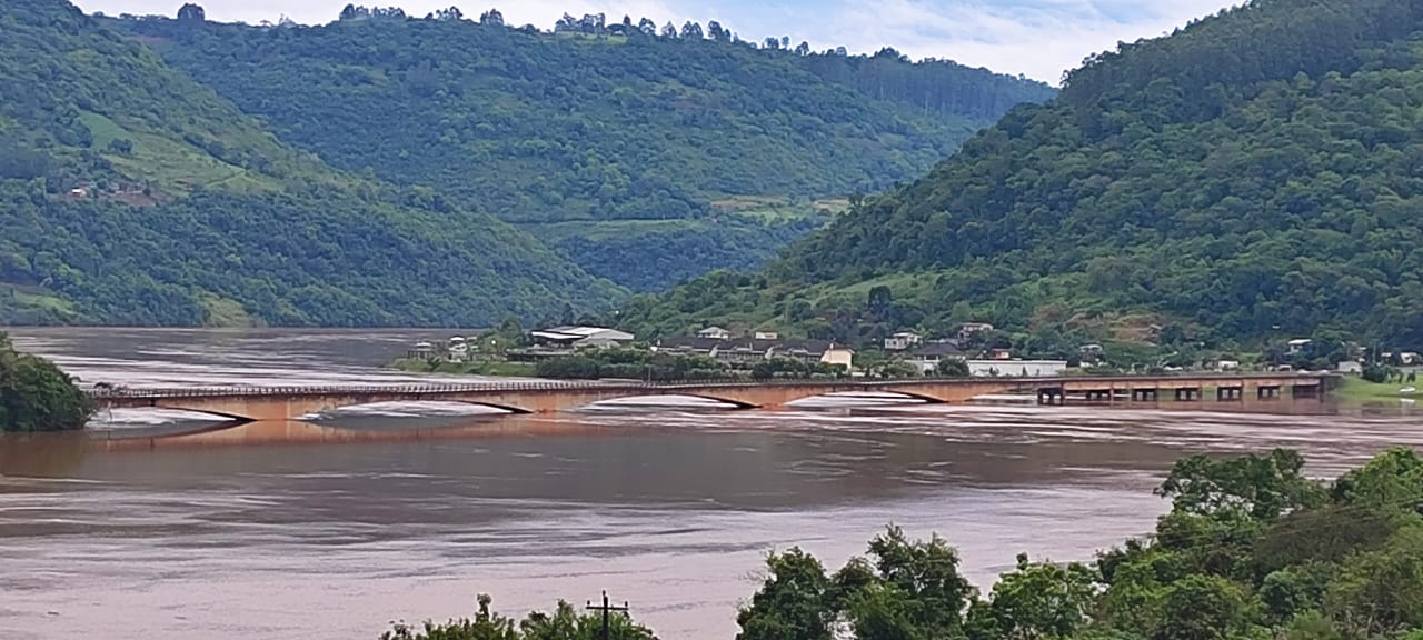 Ir para  <p>A eleva&ccedil;&atilde;o do n&iacute;vel das &aacute;guas do rio Uruguai est&aacute; preocupante, principalmente no Goio-&Ecirc;n.<br />
O excesso de chuva registrado nos &uacute;ltimos dias...