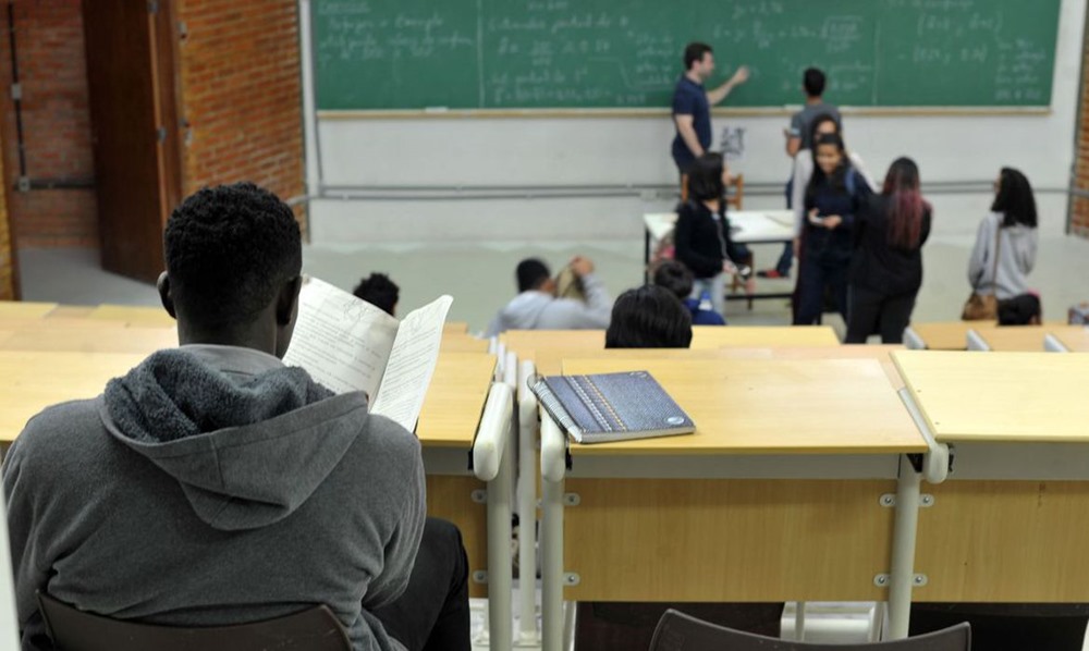 Ir para  <p><big>Cerca de 1,2 milh&atilde;o de estudantes ou formados inadimplentes com o Fundo de Financiamento Estudantil (Fies) podem, a partir desta ter&ccedil;a-feira (7), renegociar as d&iacute;vidas com at&eacute; 99% de...