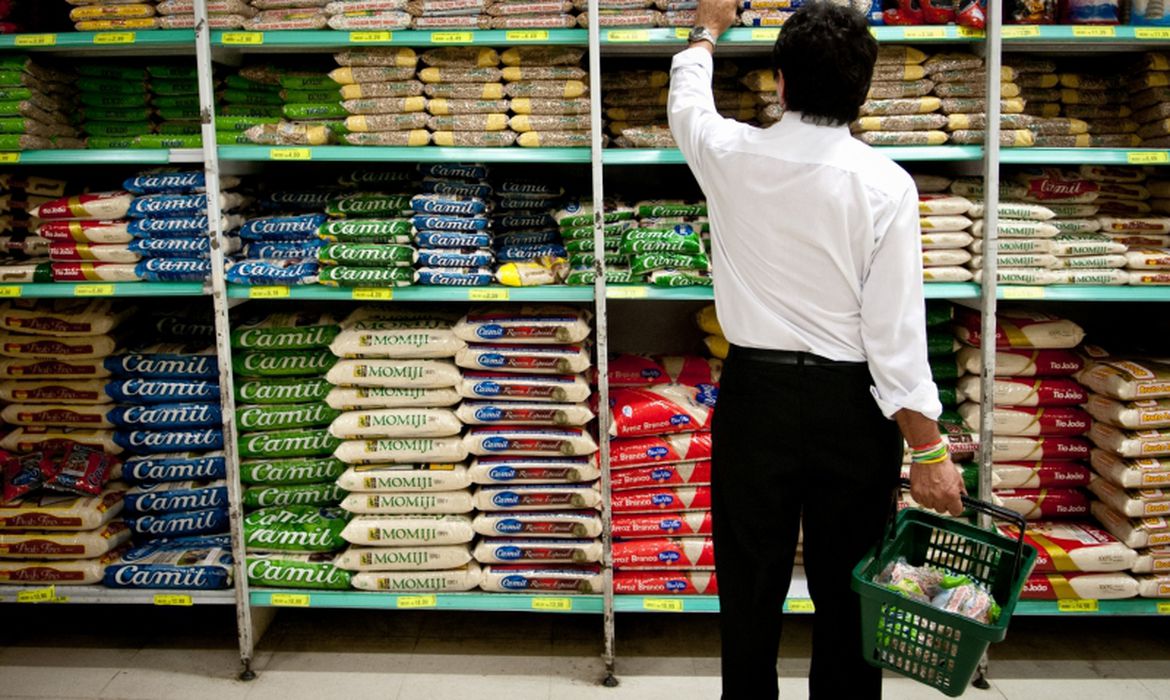 Ir para  <p><big>O pre&ccedil;o da cesta b&aacute;sica de alimentos caiu em 12 capitais do pa&iacute;s no m&ecirc;s de outubro em compara&ccedil;&atilde;o a setembro. As maiores quedas ocorreram em Natal (-2,82%),...