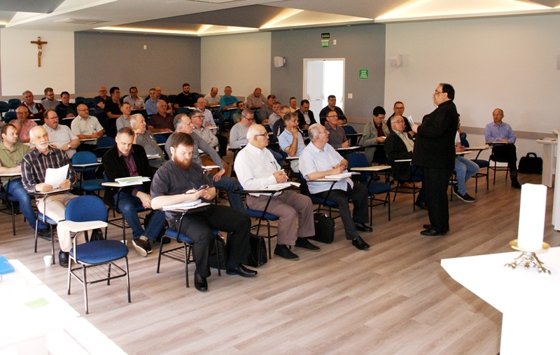 Ir para  <p><big>Dom Adimir Antonio Mazali presidiu a quarta e &uacute;ltima reuni&atilde;o deste ano dos padres e di&aacute;conos, ter&ccedil;a-feira, no Audit&oacute;rio S&atilde;o...