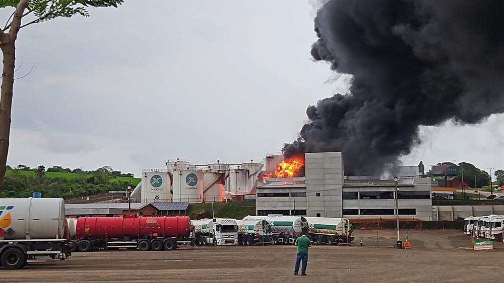 Ir para  <p><big>Um inc&ecirc;ndio de grandes propor&ccedil;&otilde;es atingiu um dep&oacute;sito de combust&iacute;veis em Chapec&oacute; SC, na manh&atilde; desta segunda-feira...