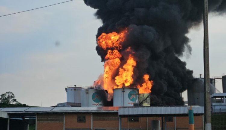 Ir para  <p><big>Desde o in&iacute;cio da manh&atilde; desta segunda-feira (13) um inc&ecirc;ndio de enorme propor&ccedil;&atilde;o atende o dep&oacute;sito de combust&iacute;veis da Maxsul em Chapec&oacute;...