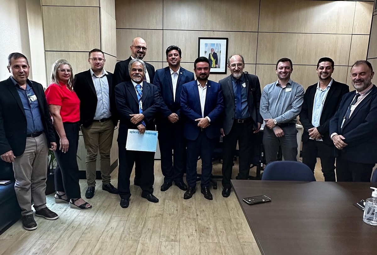 Ir para  <p><big>Uma comitiva formada pelo coordenador geral do SUTRA-AU, Alcemir Bagnara; pelo coordenador geral da FETRAF-RS, Douglas Cenci; pelo reitor da UFFS, Jo&atilde;o Alfredo Braida e o diretor do Campus da UFFS Erechim,...