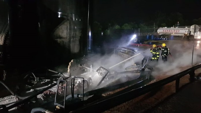 Ir para  <p><big>O Corpo de Bombeiros informou no in&iacute;cio da madrugada desta quinta-feira, dia 16, que conseguiu controlar totalmente o inc&ecirc;ndio na distribuidora de combust&iacute;veis MaxSul, em...