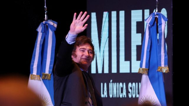 Ir para  <p>O candidato de ultradireita Javier Milei ser&aacute; o futuro presidente da Argentina pelos pr&oacute;ximos quatro anos. Com 98,21% das urnas apuradas, ele est&aacute; matematicamente eleito com 55,75% dos votos, contra...